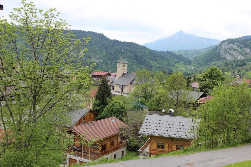 Vue sur Arâches, son clocher et ses chalets
