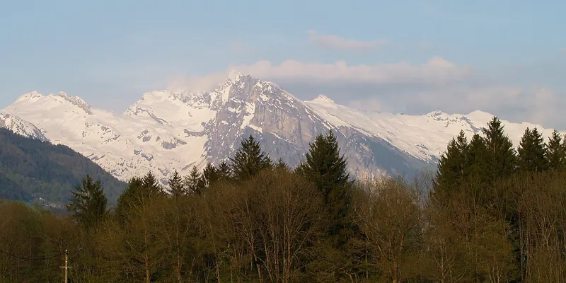 Sommets enneigés du massif du Giffre au-dessus des forêts de la vallée