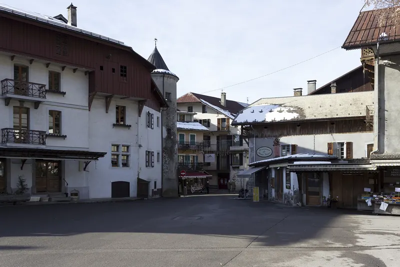 La place du Gros-Tilleul au centre de Samoëns