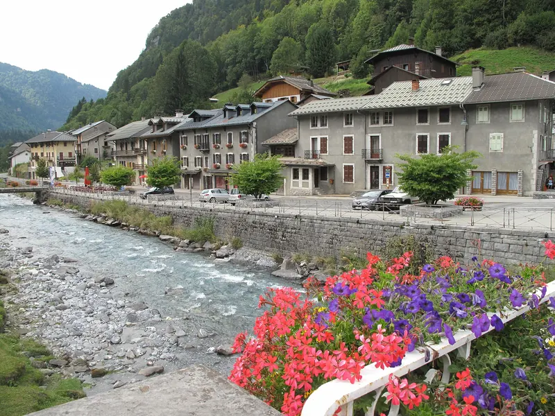 Le Giffre longeant le village de Sixt-Fer-à-Cheval