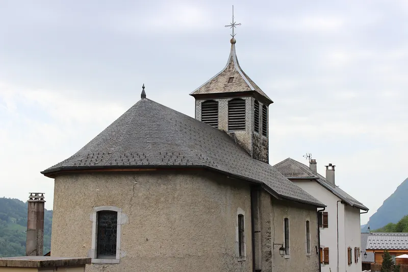 L'église de Verchaix et son clocher à bulbe